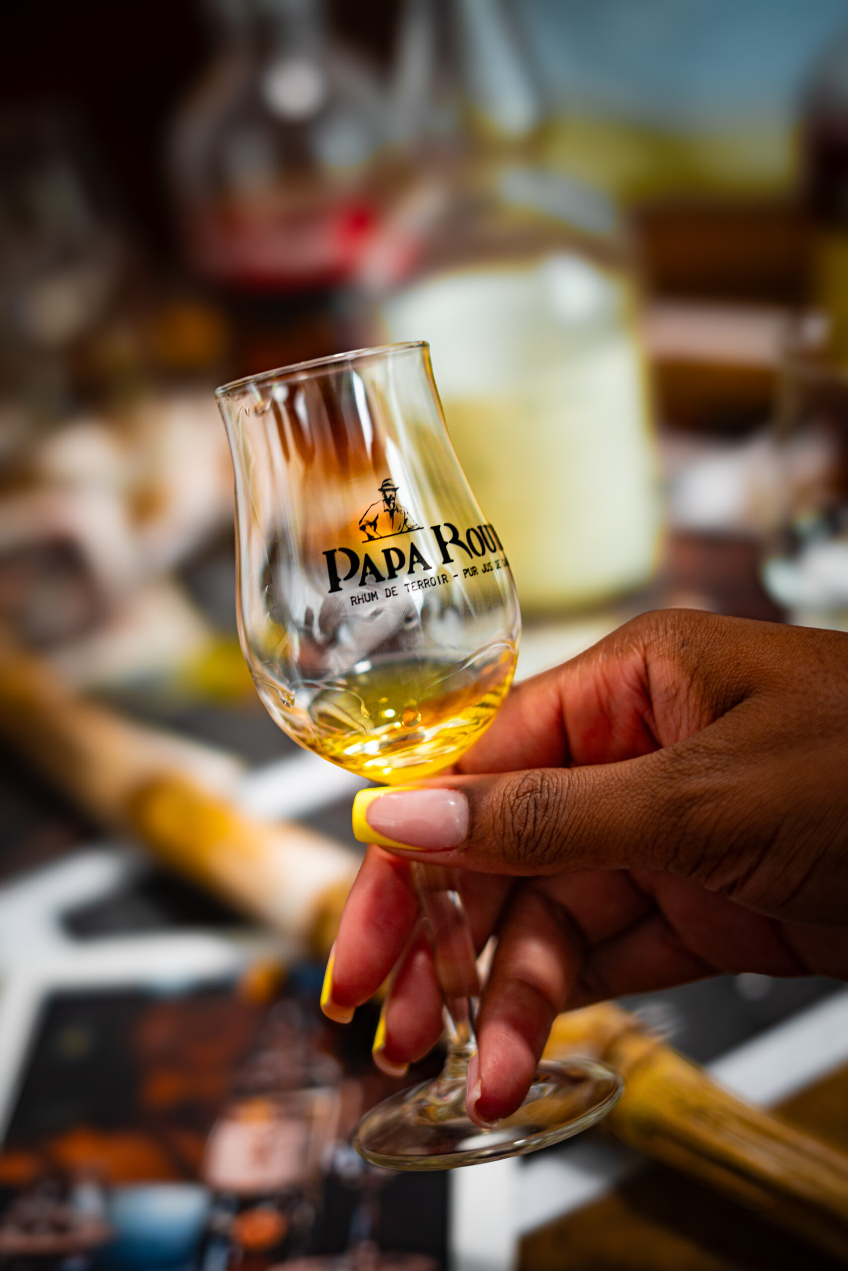 Dégustation d'un rhum Papa Rouyo au verre de dégustation