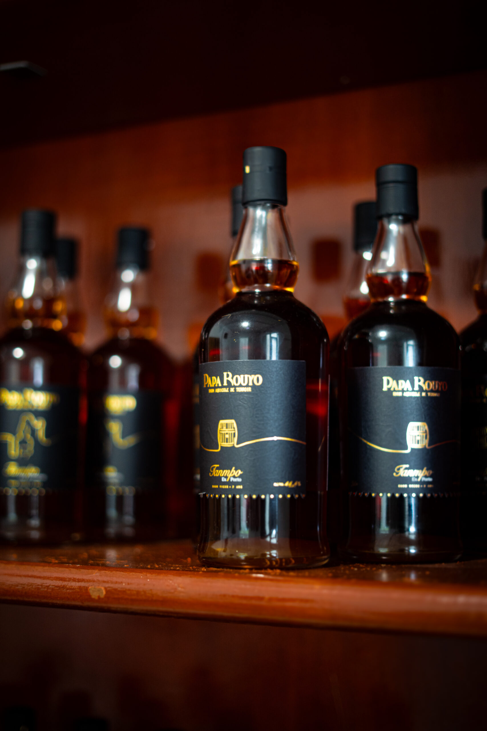 Bouteilles de rhum Papa Rouyo en rayon dans la boutique de l'Habitation Néron