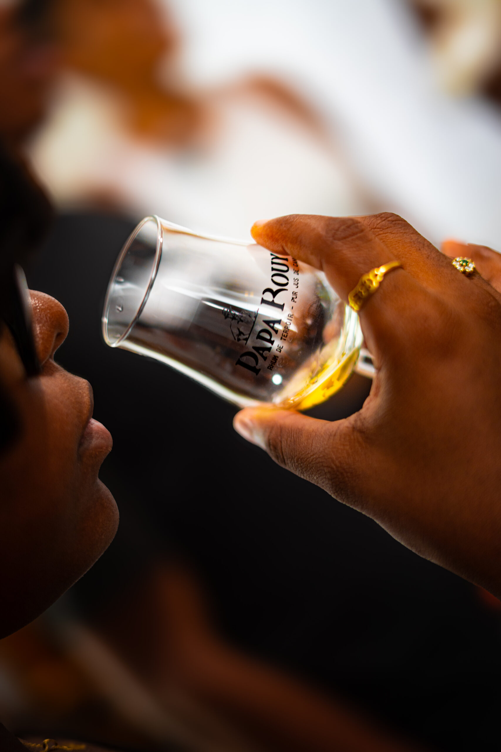 Visiteuse dégustant un rhum agricole Papa Rouyo
