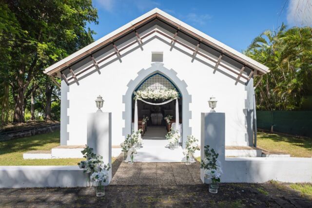La chapelle de Néron est un édifice de taille modeste, conçu avec une architecture simple mais empreinte de charme et de spiritualité, créant ainsi une ambiance intimiste et paisible à l'intérieur.
Elle peut être utilisée pour vos cérémonies religieuses, cachée au sein d’un domaine paisible offrant un sentiment d’harmonie pour célébrer votre mariage.
Crédit photo 📸: @brunobalmokoun.pro
Wedding designer: @mademoisellejuliettewedding
#chapelle #mariage #wedding #destinationwedding #weddingplanner #ceremoniereligieuse